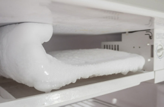 В холодильнике намерзает лед – что делать?