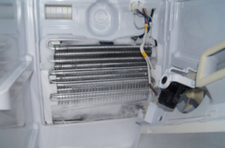 Почему у холодильника Аристон не морозит верхняя камера?