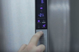 Почему пищит холодильник Аристон и мигает ошибка?