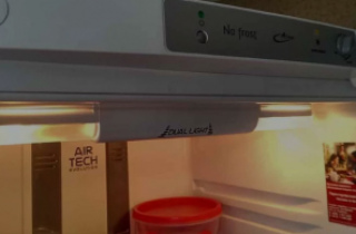 Холодильник Ariston не морозит, но свет горит – Как исправить?